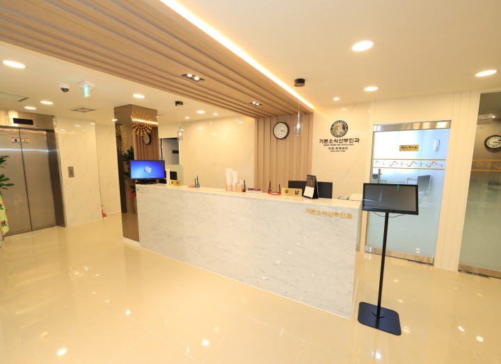 따뜻한 미소로 맞이하는 첫 만남