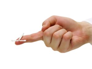 미레나라는 자궁내 피임 장치를 손가락으로 가리키고 있는 모습.