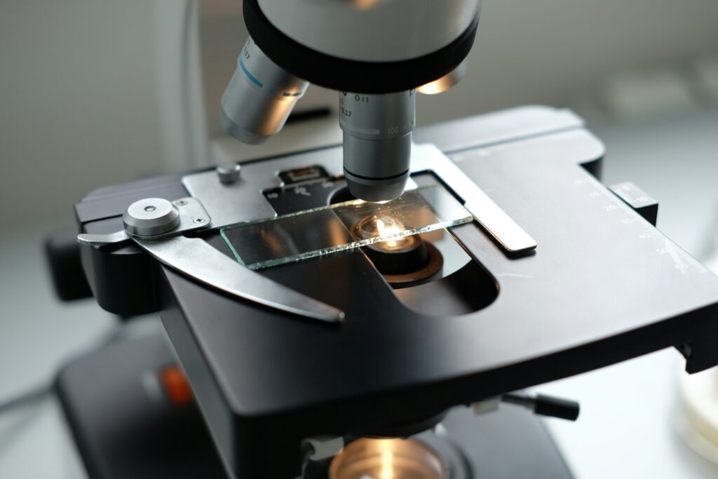 질염의 원인을 검사하기 위해 사용되는 현미경. 기쁜소식산부인과는 정확한 진단과 치료를 제공합니다.