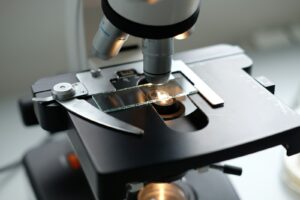 질염의 원인을 검사하기 위해 사용되는 현미경. 기쁜소식산부인과는 정확한 진단과 치료를 제공합니다.