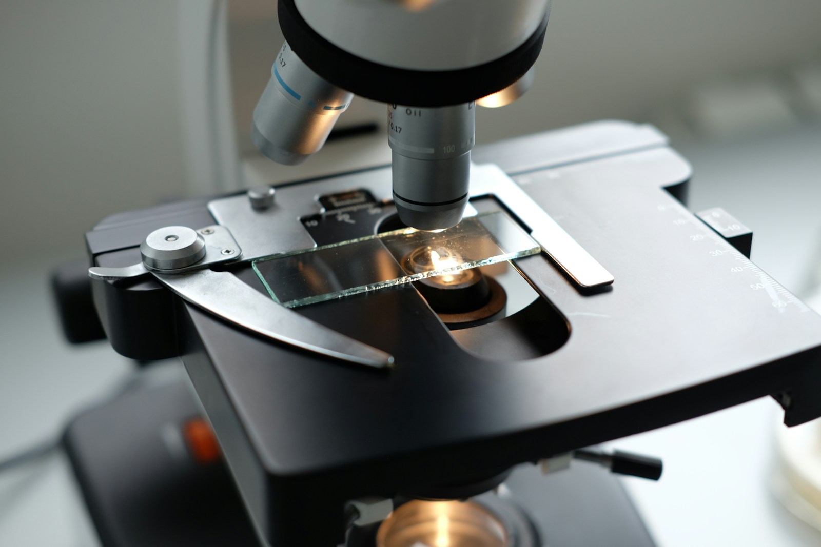 질염의 원인을 검사하기 위해 사용되는 현미경. 기쁜소식산부인과는 정확한 진단과 치료를 제공합니다.